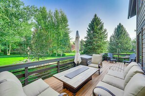 Deck | 2-Story Townhome