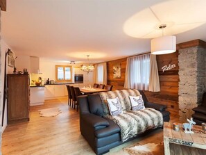 Property, Furniture, Building, Couch, Table, Wood, Comfort, Interior Design, Flooring, Architecture