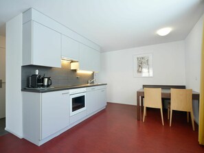 Cabinetry, Countertop, Möbel, Gebäude, Herd, Küchengerät, Küche, Holz, Interior Design, Schublade