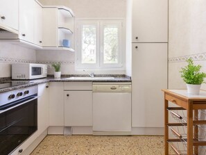 Cabinetry, Spüle, Countertop, Möbel, Eigentum, Sinken, Gebäude, Fenster, Blumentopf, Küche