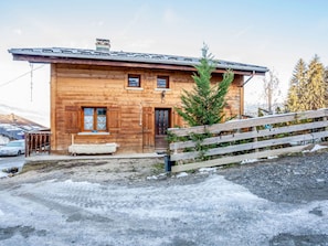 House, Property, Home, Building, Real Estate, Roof, Architecture, Winter, Siding, Residential Area