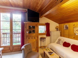 Room, Property, Furniture, Interior Design, Ceiling, Building, House, Real Estate, Home, Living Room