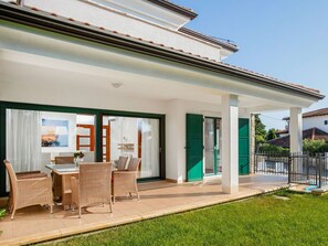Property, Building, House, Home, Real Estate, Facade, Architecture, Roof, Residential Area, Porch