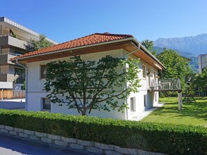 Plante, Ciel, Bâtiment, Arbre, Fenêtre, Ombre, Lot Terre, Design Urbain, Façade, Paysage