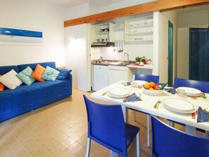 Room, Property, Furniture, Building, Interior Design, Table, House, Floor, Real Estate, Kitchen