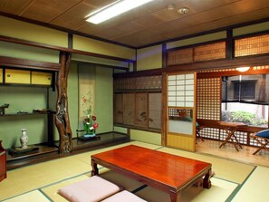 ・[UGUISU] A Japanese-style room with a good old appearance.