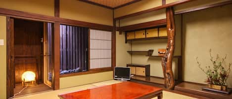 ・【UGUISU】A pure Japanese-style room unique to a long-established inn