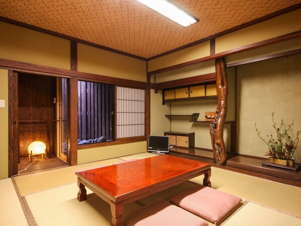 ・【UGUISU】A pure Japanese-style room unique to a long-established inn