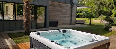 jacuzzi extérieur 2m par 2m. 5 à 6 places.
Éclairage à led, aromathérapie.