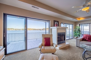 Living area with lakeview & ifireplace