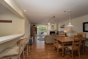 Dining area & breakfast bar