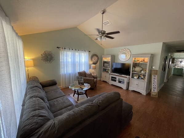 Entering home to open concept floor plan.