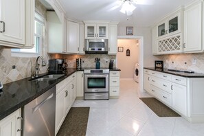 Full Spacious Kitchen