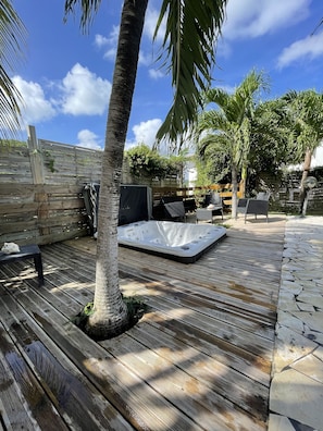 Outdoor spa tub