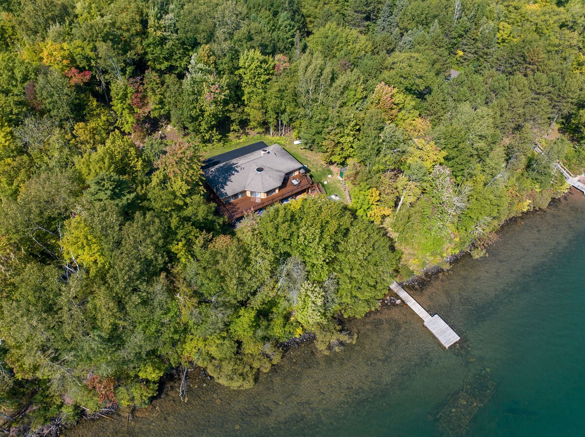 Lake Shore Home with private dock and large deck–1 mile from Bayfield