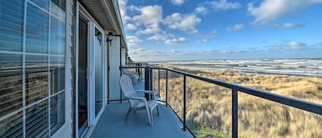 Ocean Shores Vacation Rental | 1BR | 1.5BA | Stairs Required | 922 Sq Ft