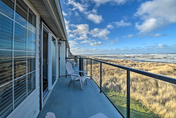 Ocean Shores Vacation Rental | 1BR | 1.5BA | Stairs Required | 922 Sq Ft