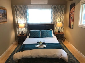 Our guests rave about the bed! New Caspar mattress, 100% hi-thread cotton sheets