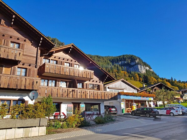 Bâtiment, Ciel, Plante, Propriété, Fenêtre, Montagne, Maison, Voiture, Quartier