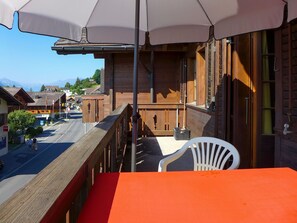 Meubles, Table, Bâtiment, Bois, Ombre, Parapluie, Mobilier De Jardin, Ciel, Chaise, Sol