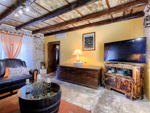 Bâtiment, Cadre, Meubles, Bleu Azur, Bois, Cabinetry, Design Intérieur, Fenêtre, Sol, Confort