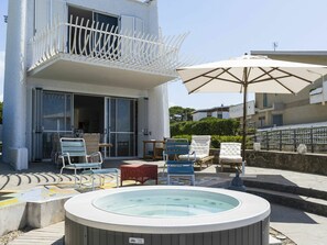 Meubles, Propriété, Table, L'Eau, Ciel, Chaise, Plante, Bleu Azur, Mobilier De Jardin, Piscine