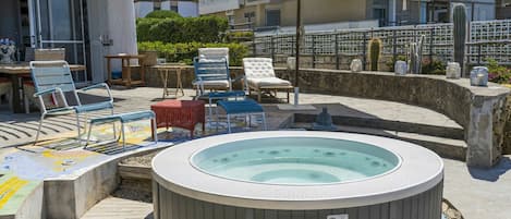 L'Eau, Propriété, Meubles, Table, Piscine, Bleu Azur, Ciel, Mobilier De Jardin, Plante, Architecture