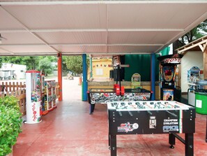 Tafel, Fabriek, Interieur Ontwerp, Gebouw, Vrije Tijd, Schaduw, Stad, Boom, Recreatie Ruimte, Recreatie