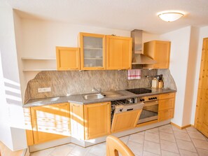 Möbel, Zimmer, Eigentum, Küche, Cabinetry, Gelb, Interior Design, Countertop, Fussboden, Gebäude