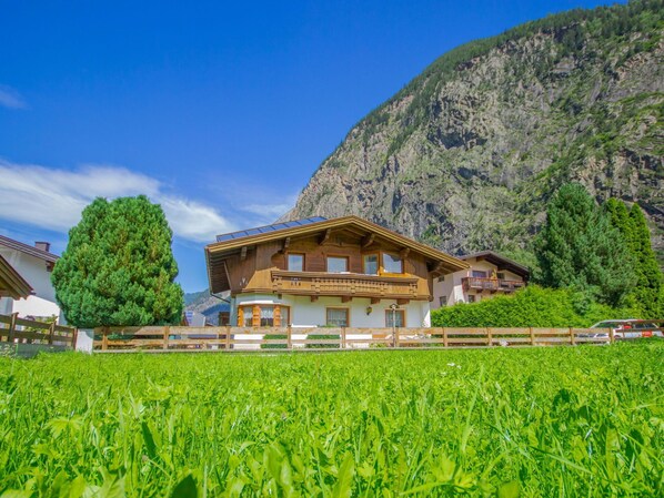Pflanze, Himmel, Eigentum, Wolke, Gebäude, Berg, Natürliche Landschaft, Baum, Haus, Grundstueck