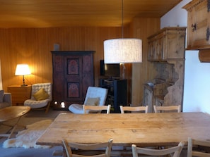Tabelle, Gebäude, Möbel, Bilderrahmen, Holz, Lampe, Interior Design, Wohnzimmer, Pflanze, Komfort