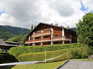Gebäude, Wolke, Himmel, Pflanze, Haus, Grundstueck, Baum, Steigung, Urban Design, Holz