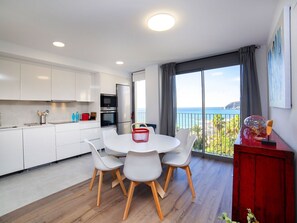 Zimmer, Eigentum, Möbel, Gebäude, Interior Design, Grundeigentum, Haus, Gelb, Fussboden, Tabelle