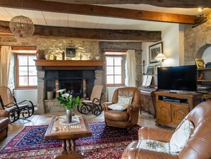 Bilderrahmen, Möbel, Eigentum, Tabelle, Couch, Holz, Interior Design, Beleuchtung, Zimmerpflanze, Wohnzimmer