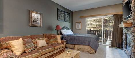 Cozy Suite "Queen bed, gas fireplace, TV, sofa bed – your perfect retreat."
