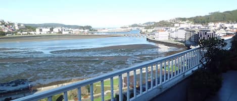 Vista de la ría y el pueblo desde la terraza del ático