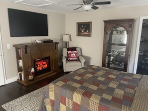 Huge master bedroom with sitting area, recliner, big screen TV, surround sound.