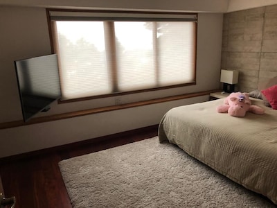 Cómoda habitación, cama King size, baño privado y Smart TV 50". 