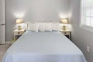 Master bedroom with queen size bed and direct access to the tiki picnic area
