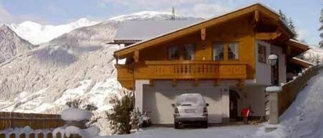 Gesamtansicht vom Landhaus Höllwarth im Winter