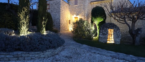 Entrée de la maison by night