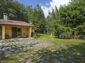 Eigentum, Zuhause, Haus, Grundeigentum, Gras, Natürliche Landschaft, Baum, Garten, Gebäude, Hütte