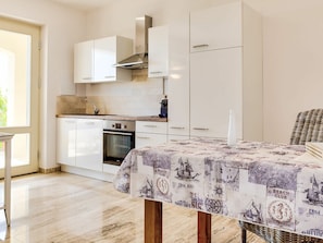 PiÚce, Meubles, Propriété, Design Intérieur, Comptoir, Cuisine, Sol, Bùtiment, Cabinetry, Jaune