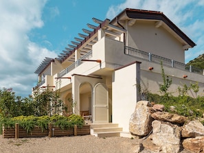 Wolke, Himmel, Pflanze, Gebäude, Fenster, Haus, Baum, Grundstueck, Treppe