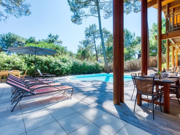 Plant, Furniture, Property, Sky, Table, Shade, Swimming Pool, Tree, Outdoor Furniture, Architecture