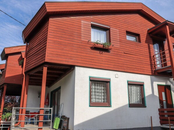 Himmel, Gebäude, Eigentum, Fenster, Tür, Holz, Pflanze, Die Architektur, Hütte