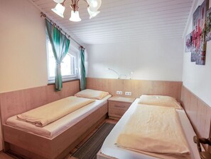 Bett, Möbel, Zimmer, Eigentum, Schlafzimmer, Matratze, Bettrahmen, Interior Design, Bettdecke, Gebäude