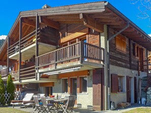 House, Property, Building, Home, Siding, Real Estate, Balcony, Architecture, Wood, Porch
