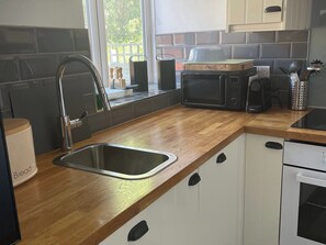 Kitchen | Bwthyn Rhosyn Bach, Henllan