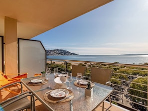 Propriété, Pièce, Maison, Immobilier, Balcon, Bâtiment, Design Intérieur, Ciel, Appartement, Table